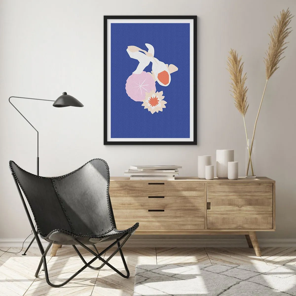 Affisch i svart ram - Koifisk omgiven av blommor mot en intensiv bakgrund - 50x70cm - Sammansättning av blommor och knoppar - Modern väggdekoration för vardagsrum och sovrum ARTTOR
