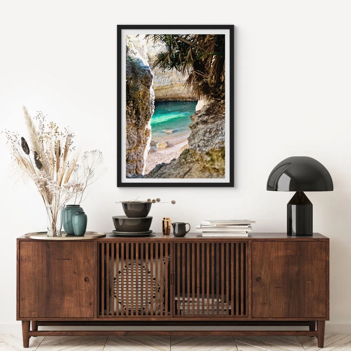Affisch i svart ram - Utsikt över den gömda stranden genom en stenig skreva - 50x70cm - Turkos vik - Modern väggdekoration för vardagsrum och sovrum ARTTOR