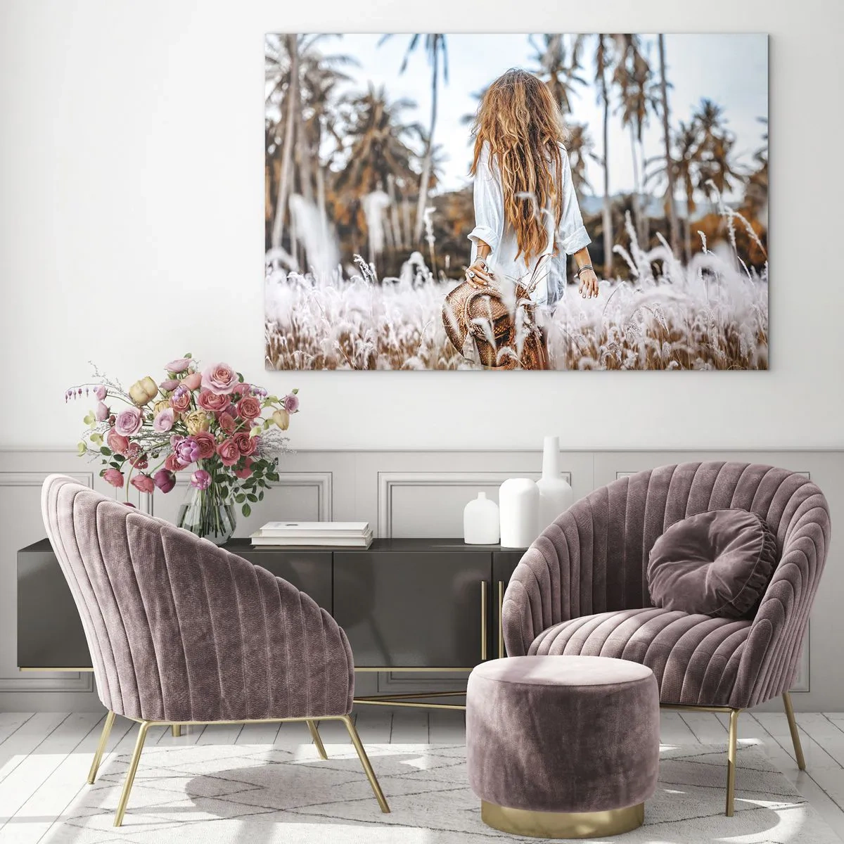 Glastavla - Bild på glas - En kvinna i gräset med en hatt i handen mot en bakgrund av palmer - 70x50cm - Född ur gräsdun - Modern väggdekoration för vardagsrum och sovrum ARTTOR