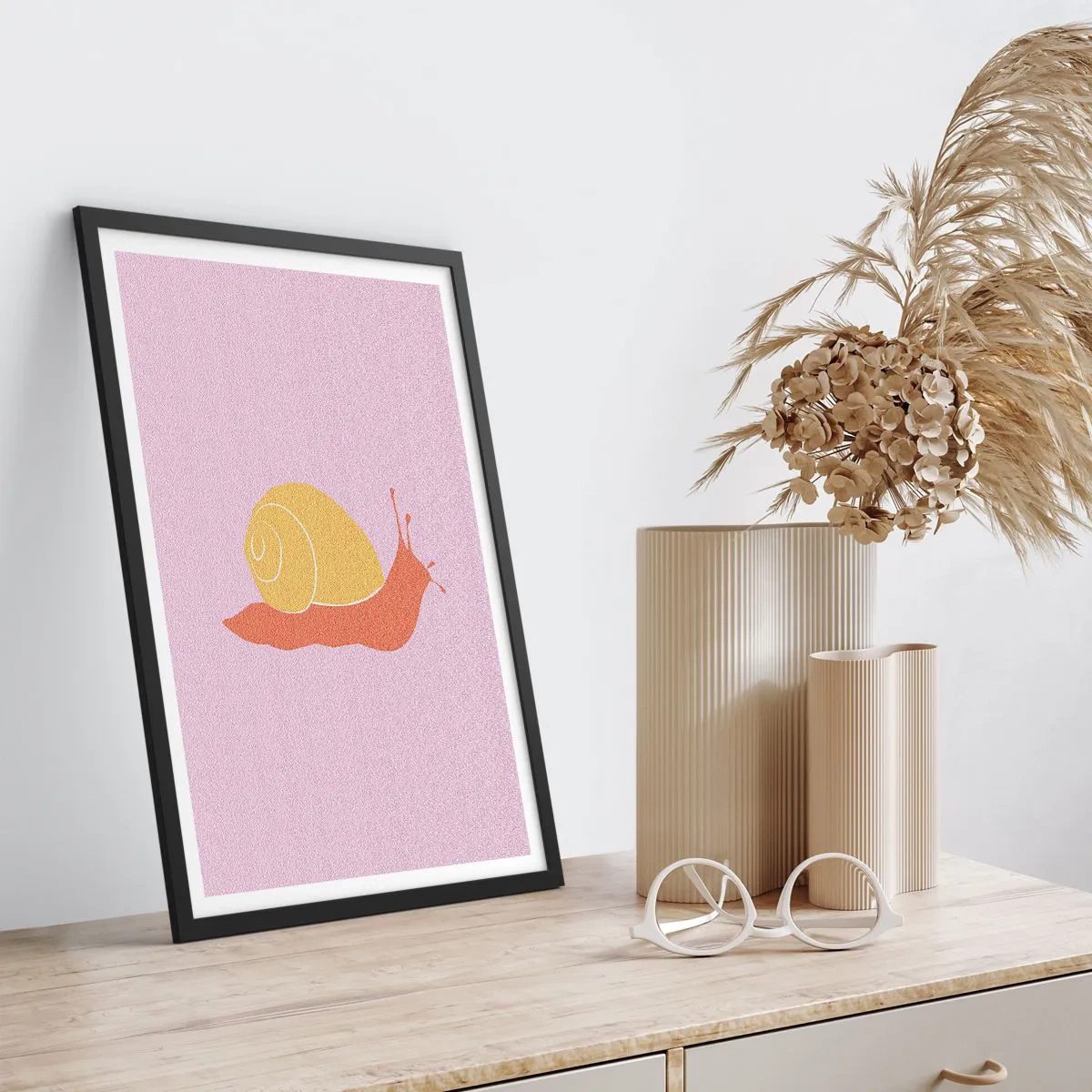 Affisch i svart ram - Minimalistisk snigelgrafik på pastellbakgrund - 50x70cm - Det är ingen brådska - Modern väggdekoration för vardagsrum och sovrum ARTTOR