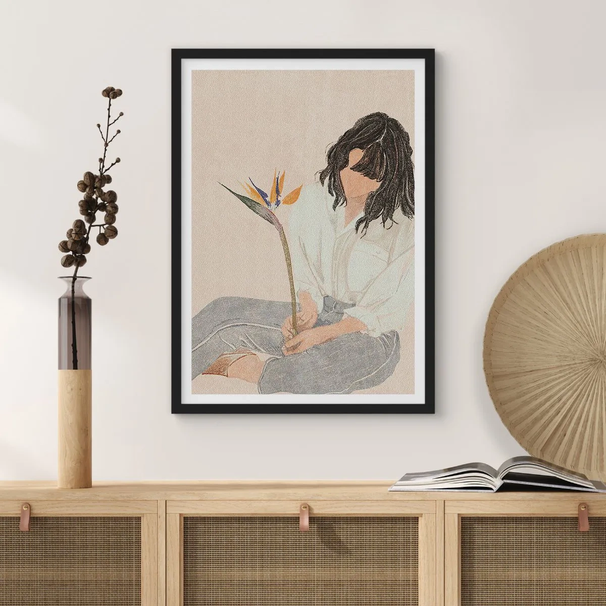 Affisch i svart ram - Porträtt av en kvinna som håller en exotisk blomma, med en delikat färgklick - 50x70cm - Porträtt med en exotisk blomma - Modern väggdekoration för vardagsrum och sovrum ARTTOR