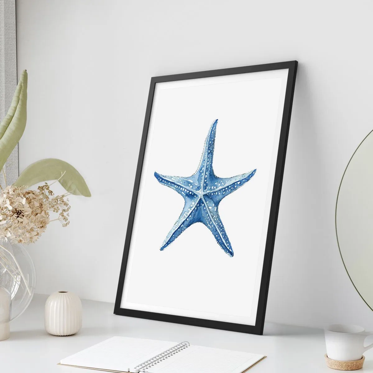 Affisch i svart ram - Blå sjöstjärna på vit bakgrund - 50x70cm - Havets stjärna - Modern väggdekoration för vardagsrum och sovrum ARTTOR