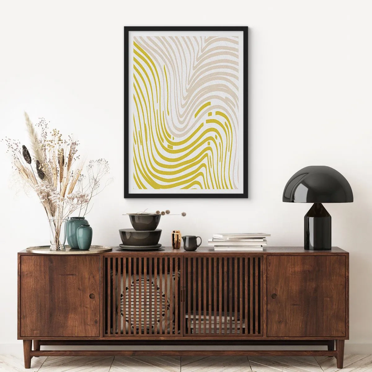 Affisch i svart ram - En abstrakt komposition av vågiga linjer i nyanser av beige och gult. - 50x70cm - Komposition med en mjuk böjning - Modern väggdekoration för vardagsrum och sovrum ARTTOR