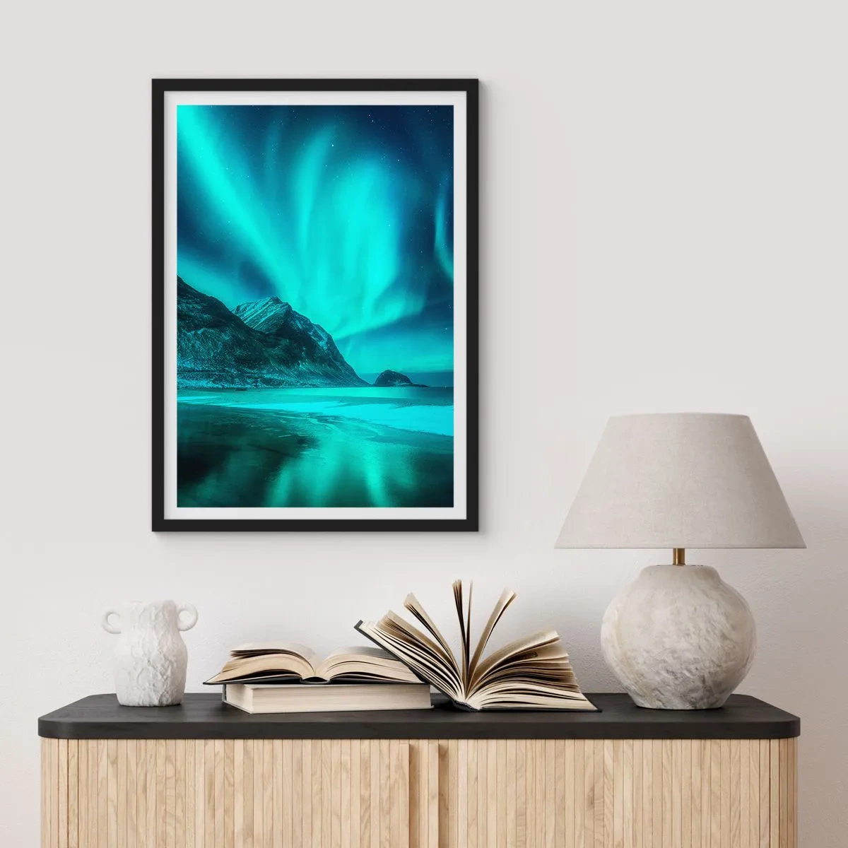 Affisch i svart ram - En fotografisk bild av norrskenet över ett bergigt landskap - 50x70cm - Nordens underverk - Modern väggdekoration för vardagsrum och sovrum ARTTOR