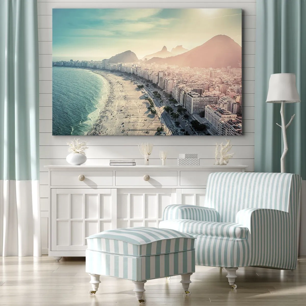 Canvastavla - Bild på duk - Panorama över Copacabana-stranden med berg i bakgrunden i Rio de Janeiro - 70x50cm - Evig semester i Rio - Modern väggdekoration för vardagsrum och sovrum ARTTOR