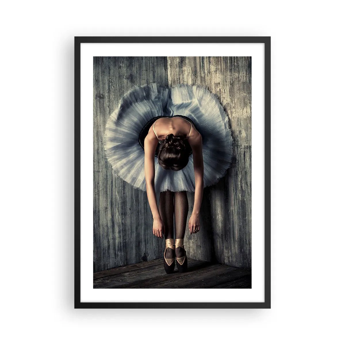 Affisch i svart ram - En elegant ballerina i klassisk pose mot en rå vägg. - 50x70cm - När musiken tystnar - Modern väggdekoration för vardagsrum och sovrum ARTTOR