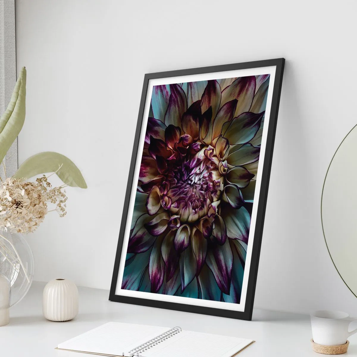 Affisch i svart ram - Makrofotografi av mörka dahlior i nyanser av lila och guld - 50x70cm - Blommande ungdom - Modern väggdekoration för vardagsrum och sovrum ARTTOR