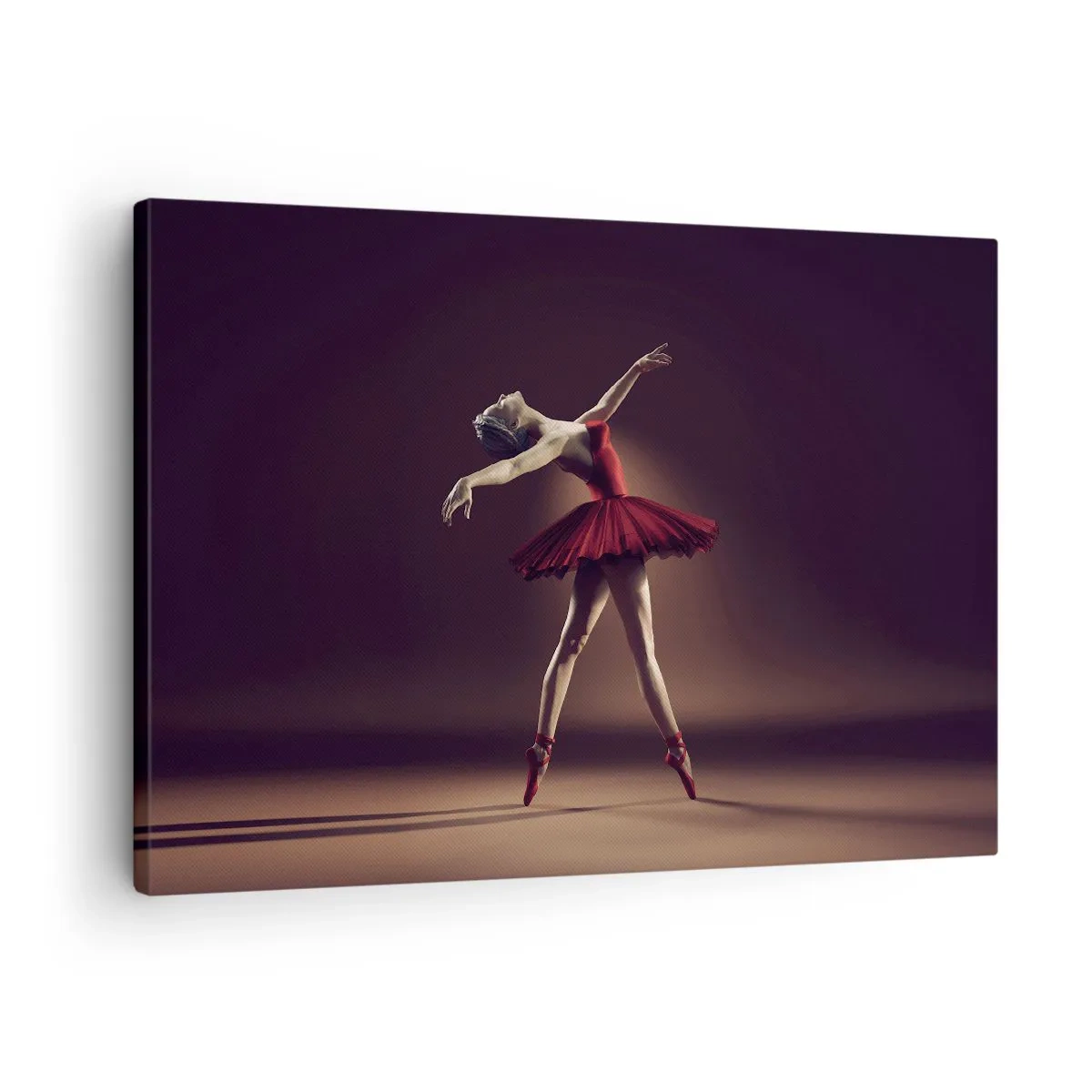Canvastavla - Bild på duk - En balettdansös i en röd klänning mot bakgrund av en scen - 70x50cm - Prima ballerina - Modern väggdekoration för vardagsrum och sovrum ARTTOR