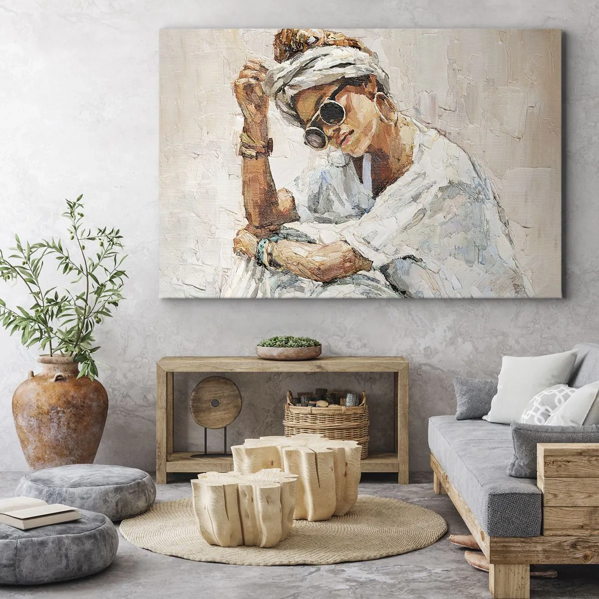 Canvastavla - Bild på duk - Porträtt av en kvinna med solglasögon mot en ljus vägg - 70x50cm - Porträtt i fullt solljus - Modern väggdekoration för vardagsrum och sovrum ARTTOR