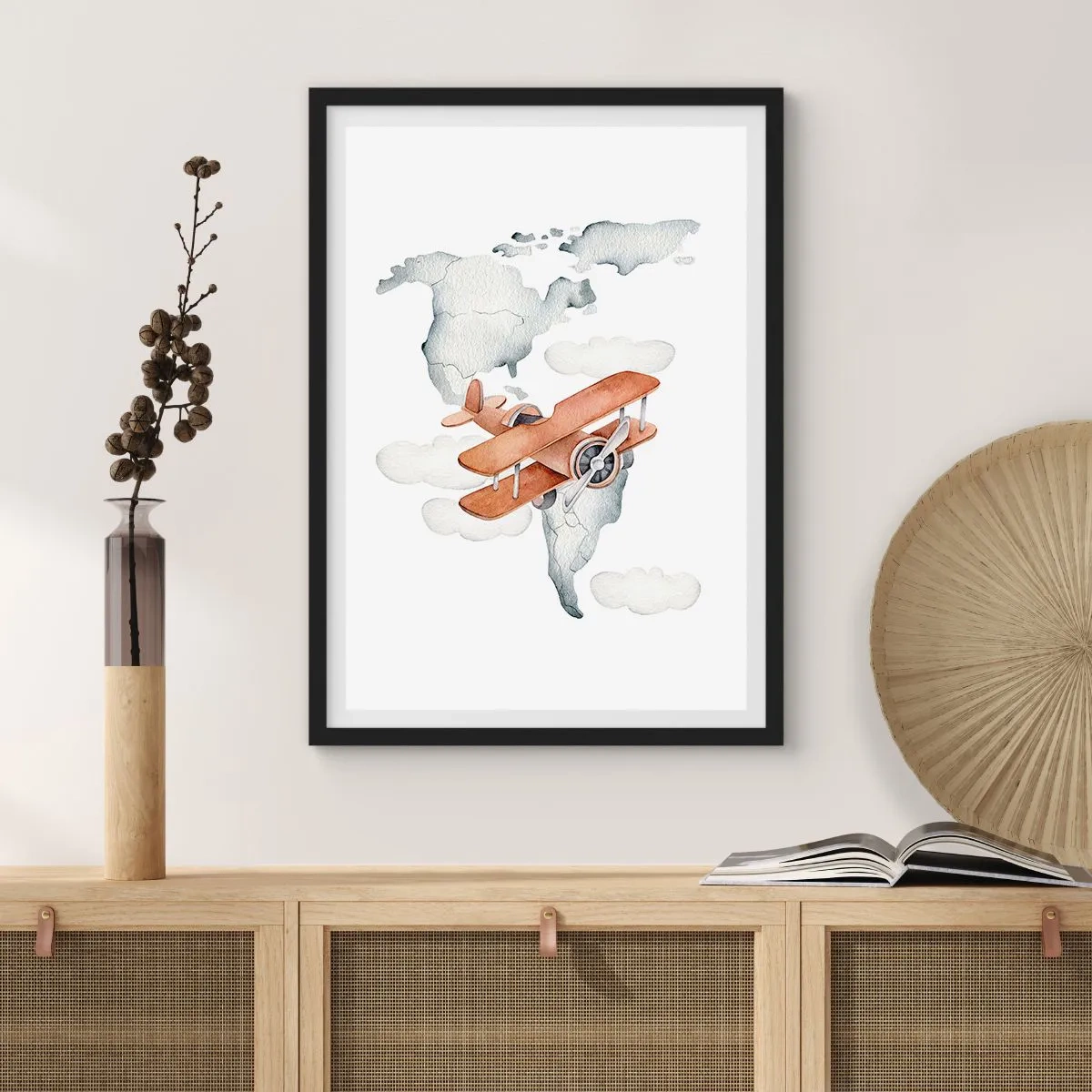 Affisch i svart ram - Ett biplan över en världskarta i molnen - 50x70cm - I den banbrytande andan - Modern väggdekoration för vardagsrum och sovrum ARTTOR