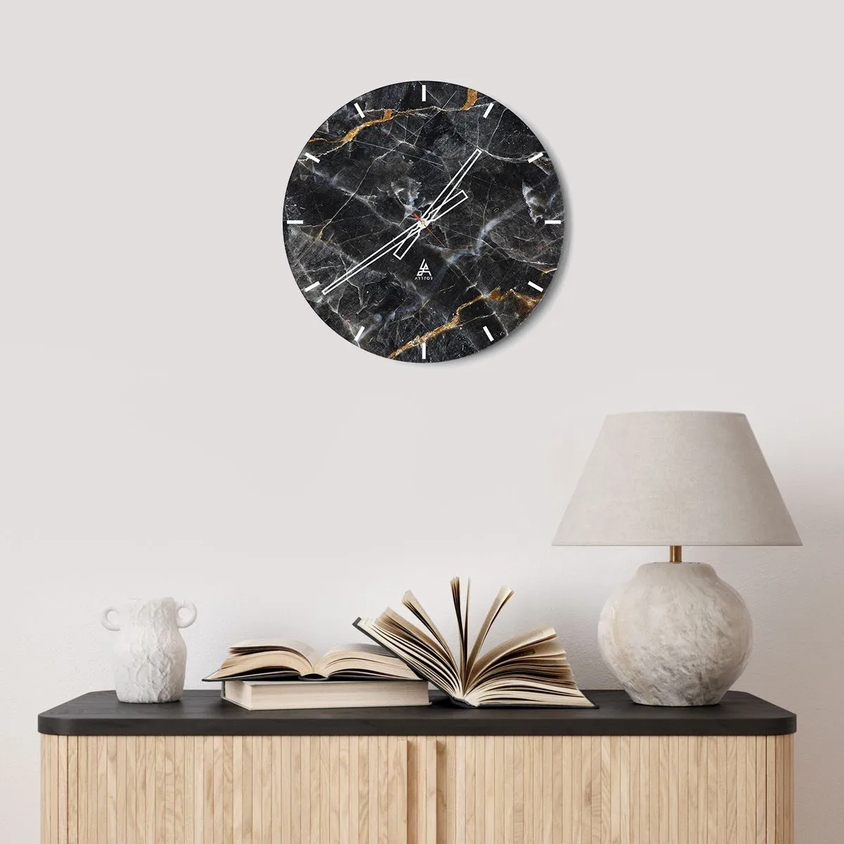 Väggklocka - Klocka på glas - Svart marmorstruktur med ljusa och guldfärgade ådror - 30x30cm - Stenens interna liv - Modern väggdekoration för vardagsrum, kök och sovrum ARTTOR
