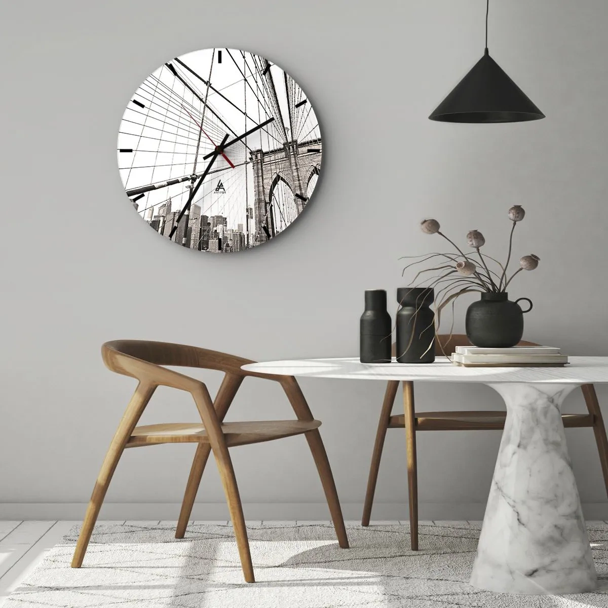 Väggklocka - Klocka på glas - En bild av en repbro med stadens silhuett i bakgrunden i grå nyanser. - 30x30cm - Domkyrkan i New York - Modern väggdekoration för vardagsrum, kök och sovrum ARTTOR