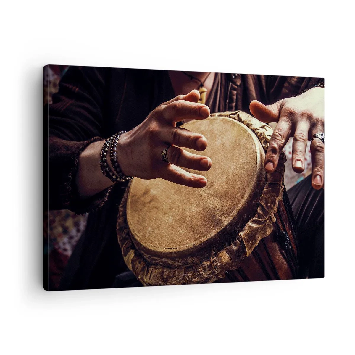 Canvastavla - Bild på duk - Händer som spelar en traditionell djembetrumma - 70x50cm - I hjärtats takt - Modern väggdekoration för vardagsrum och sovrum ARTTOR
