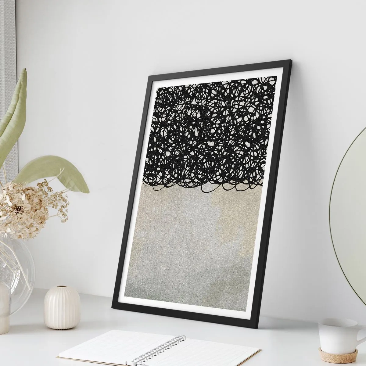 Affisch i svart ram - Abstrakt komposition med svarta linjer på en ljus bakgrund - 50x70cm - En virvlad abstraktion - Modern väggdekoration för vardagsrum och sovrum ARTTOR