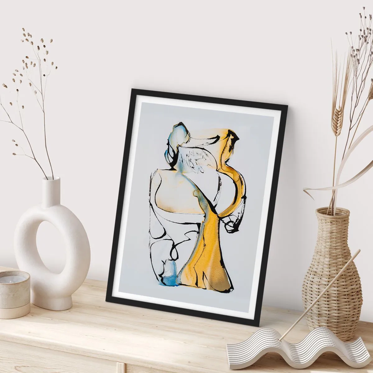 Affisch i svart ram - En abstrakt figur i svart, gult och blått, som uttrycker rörelse och känslor. - 50x70cm - Abstraktion i glas - Modern väggdekoration för vardagsrum och sovrum ARTTOR