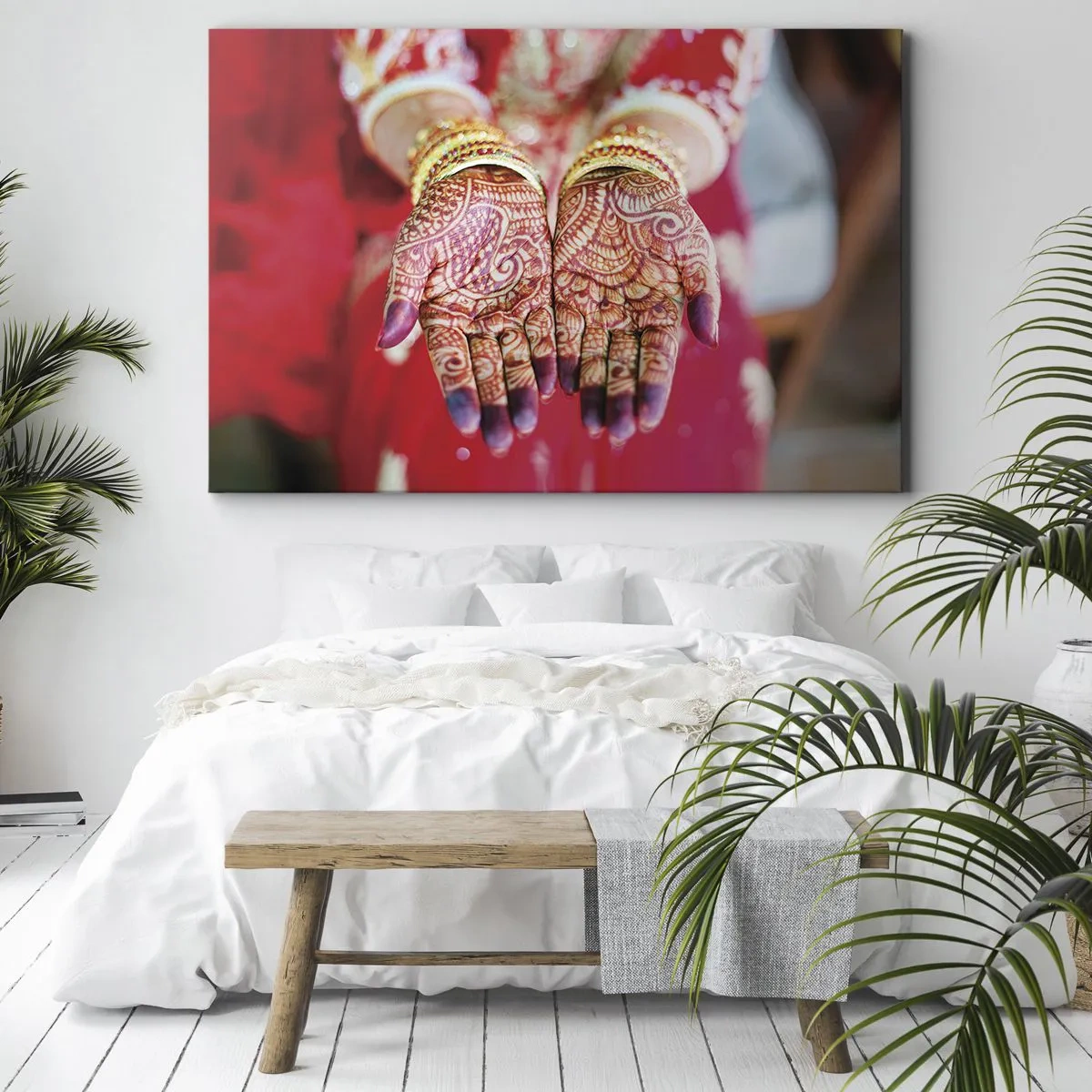 Canvastavla - Bild på duk - Händer dekorerade med henna mot bakgrund av en röd klänning - 70x50cm - Redo att fånga lyckan - Modern väggdekoration för vardagsrum och sovrum ARTTOR