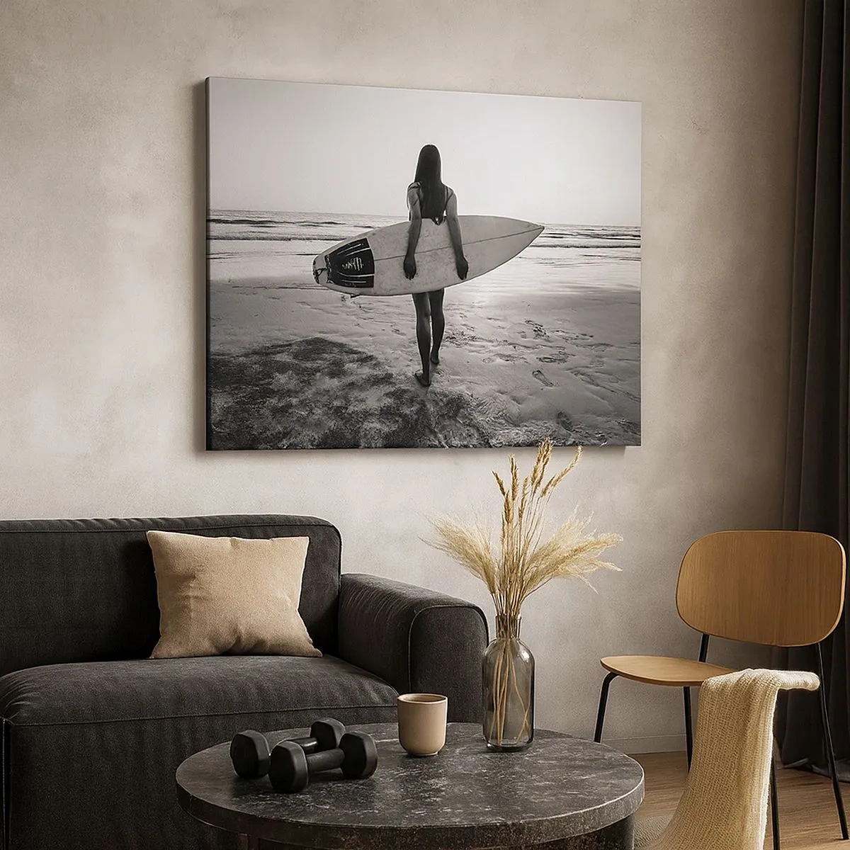 Canvastavla - Bild på duk - Kvinna med surfbräda på stranden i svartvitt - 70x50cm - Havsvågens dotter - Modern väggdekoration för vardagsrum och sovrum ARTTOR