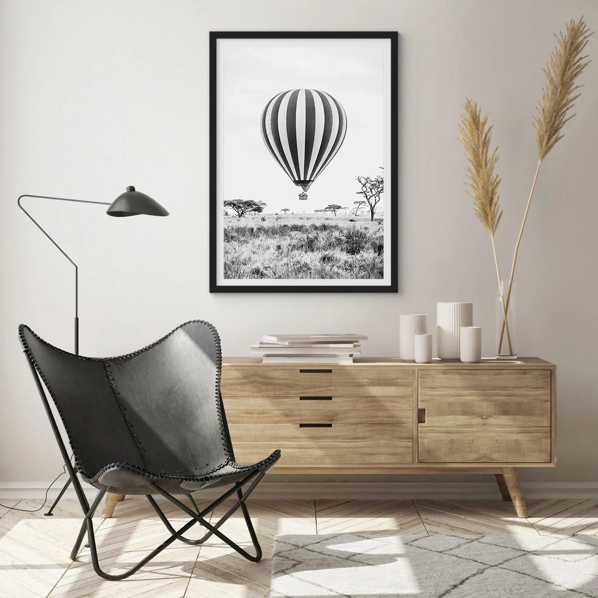 Affisch i svart ram - En varmluftsballong som svävar över savannen i svartvitt. - 50x70cm - Över savannen - Modern väggdekoration för vardagsrum och sovrum ARTTOR