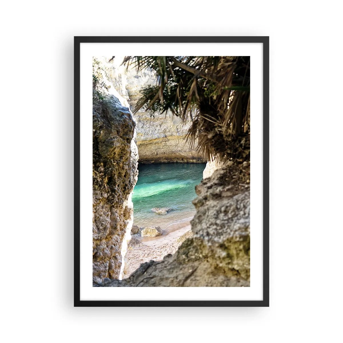 Affisch i svart ram - Utsikt över den gömda stranden genom en stenig skreva - 50x70cm - Turkos vik - Modern väggdekoration för vardagsrum och sovrum ARTTOR