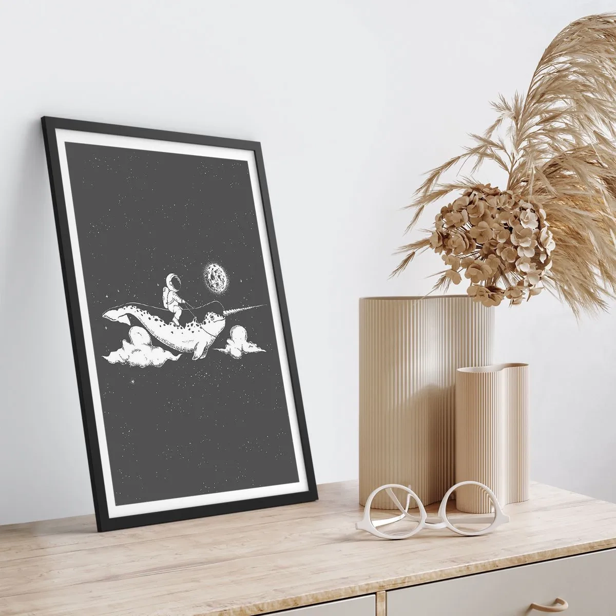 Affisch i svart ram - Astronaut på ryggen av en narval i rymden - 50x70cm - Rymdryttare - Modern väggdekoration för vardagsrum och sovrum ARTTOR