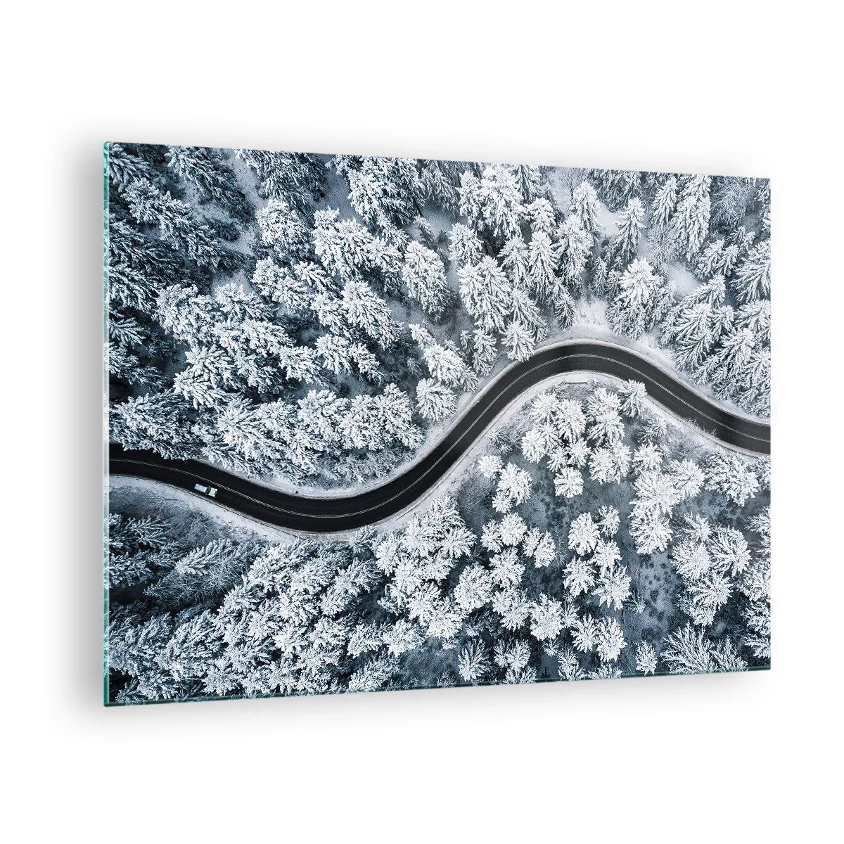 Glastavla - Bild på glas - En slingrande väg genom en vinterskog sedd från en drönare - 70x50cm - Genom vinterskogen - Modern väggdekoration för vardagsrum och sovrum ARTTOR