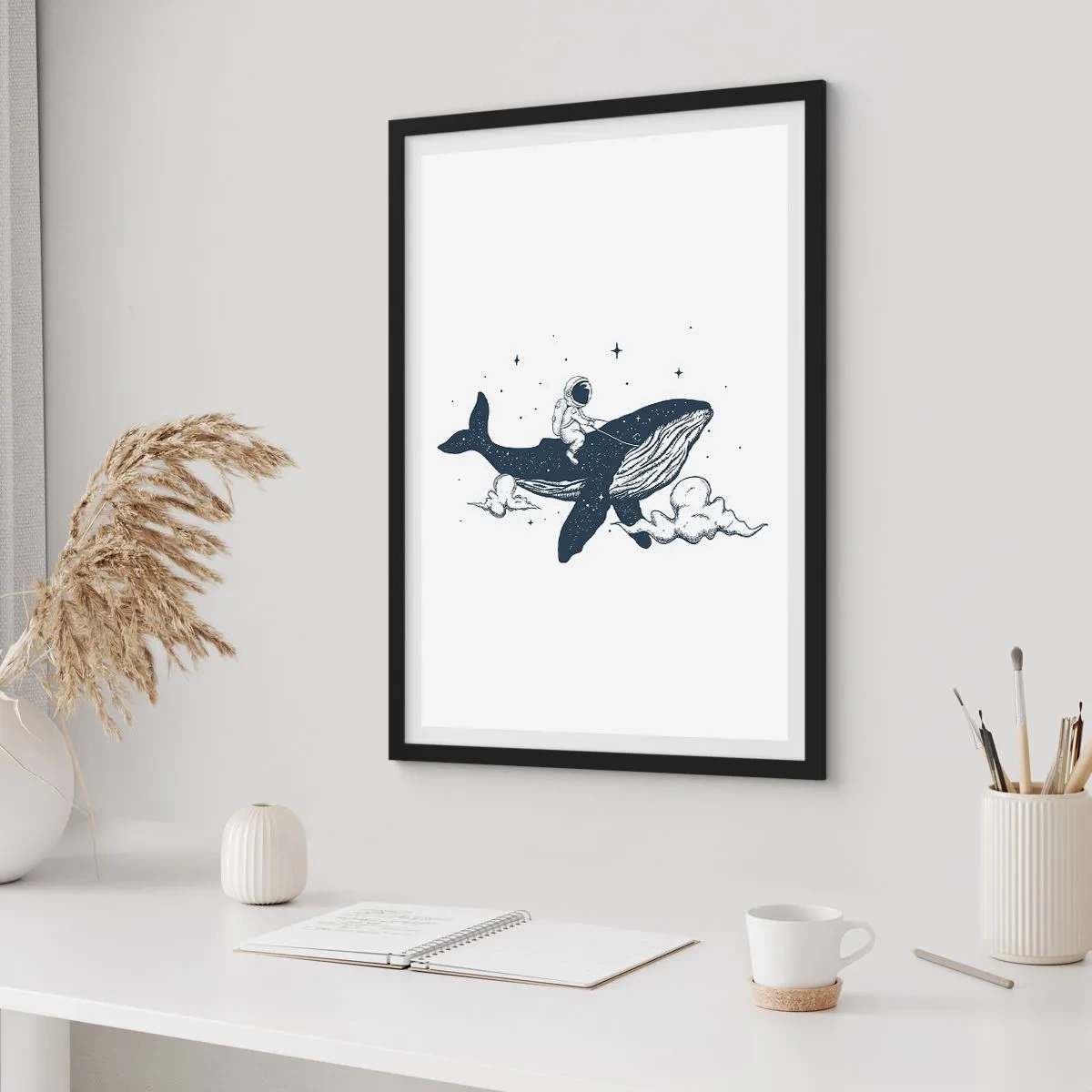 Affisch i svart ram - En färgglad illustration av en rymdraket som flyger bland stjärnorna. - 50x70cm - Rymdäventyr - Modern väggdekoration för vardagsrum och sovrum ARTTOR
