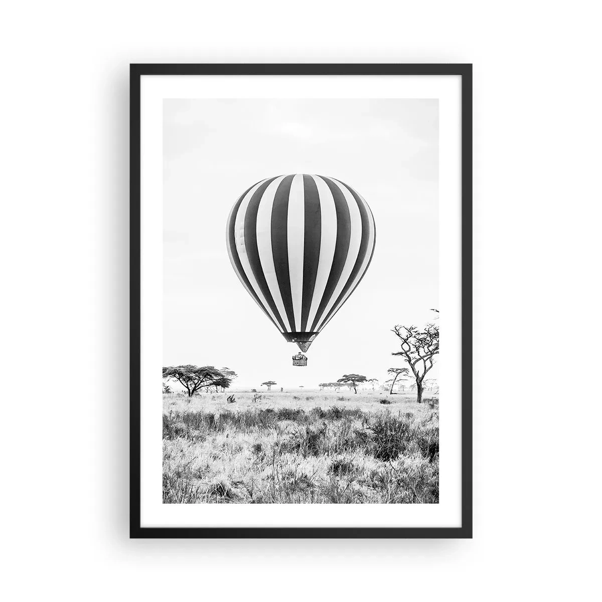 Affisch i svart ram - En varmluftsballong som svävar över savannen i svartvitt. - 50x70cm - Över savannen - Modern väggdekoration för vardagsrum och sovrum ARTTOR