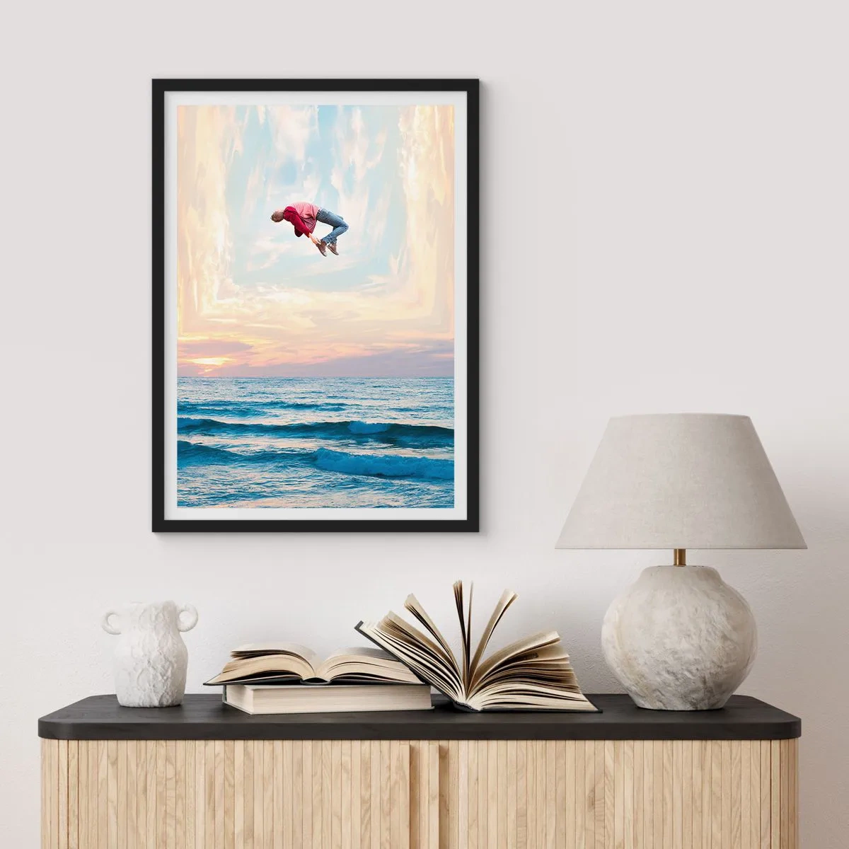 Affisch i svart ram - En man hoppar upp i himlen över havet vid solnedgången - 50x70cm - Till en annan dimension - Modern väggdekoration för vardagsrum och sovrum ARTTOR