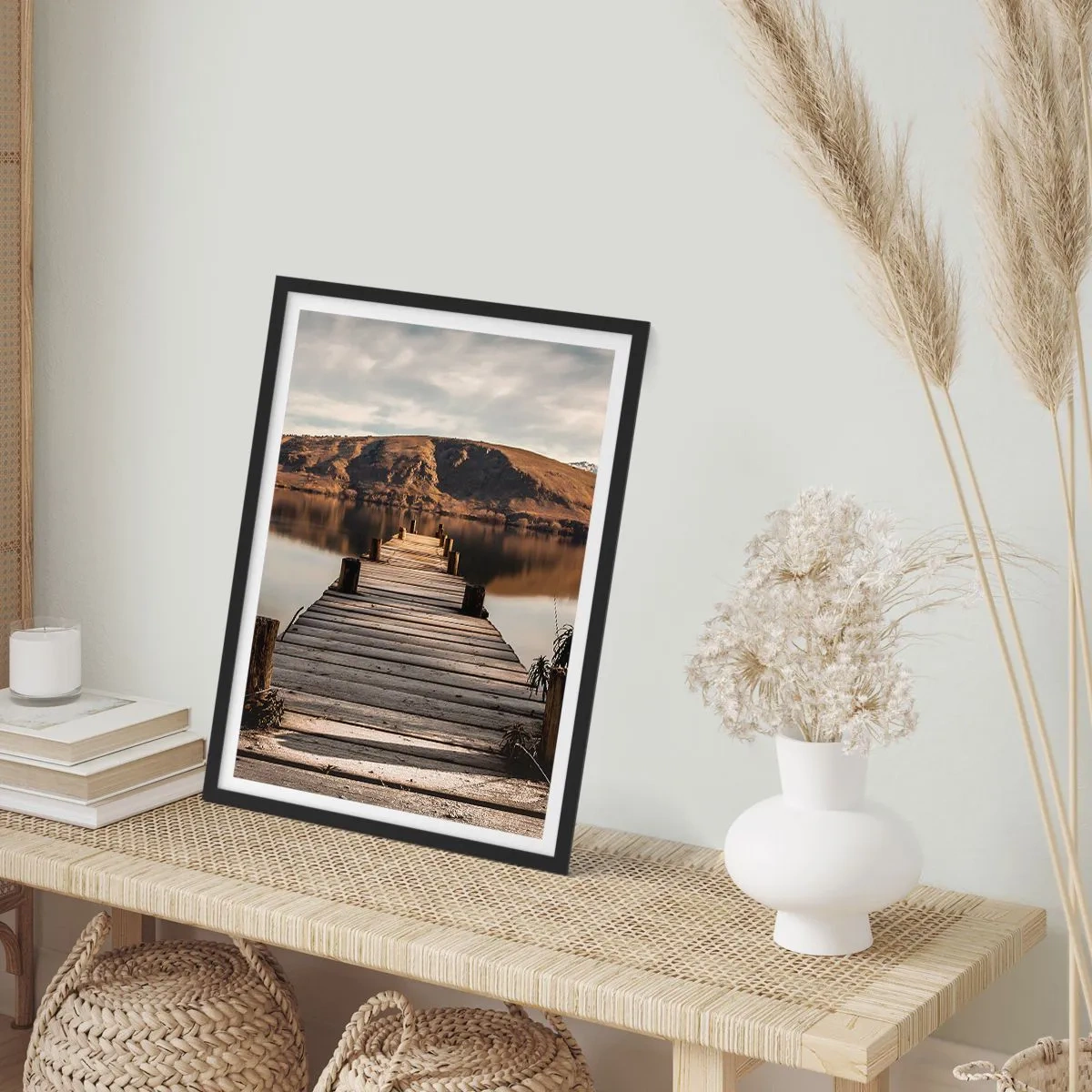 Affisch i svart ram - En träbrygga leder till en lugn sjö med berg i bakgrunden - 50x70cm - Ett landskap i tystnad - Modern väggdekoration för vardagsrum och sovrum ARTTOR