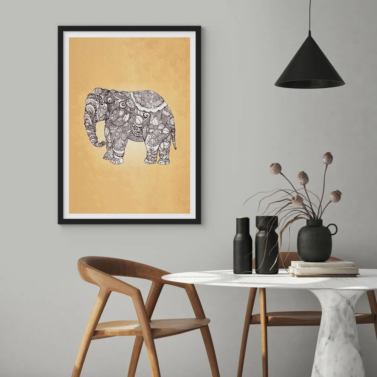 Affisch i svart ram - Dekorativ illustration av en elefant med invecklade ornament på en guldbakgrund - 50x70cm - maskerad elefant - Modern väggdekoration för vardagsrum och sovrum ARTTOR