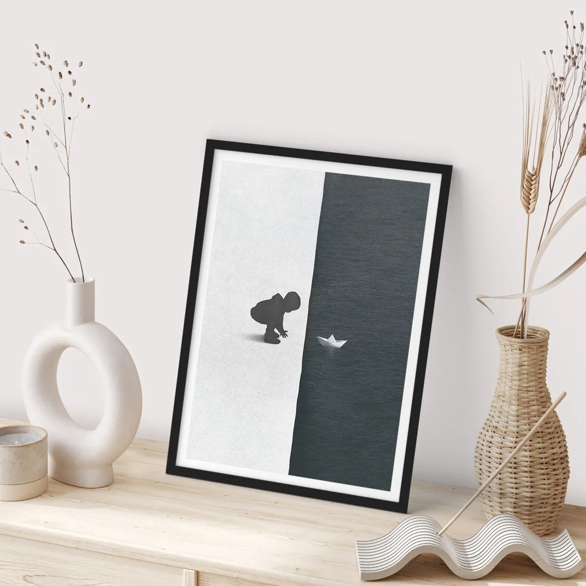 Affisch i svart ram - Ett barn lutar sig över vattnet med en pappersbåt - 50x70cm - En stor expedition - Modern väggdekoration för vardagsrum och sovrum ARTTOR