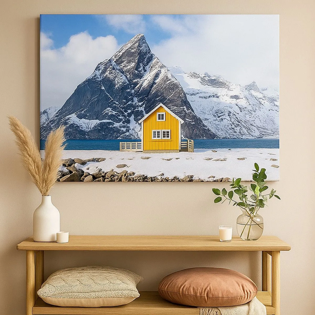 Canvastavla - Bild på duk - Ett gult hus mot bakgrund av snötäckta berg och havet - 70x50cm - Skandinavisk semester - Modern väggdekoration för vardagsrum och sovrum ARTTOR