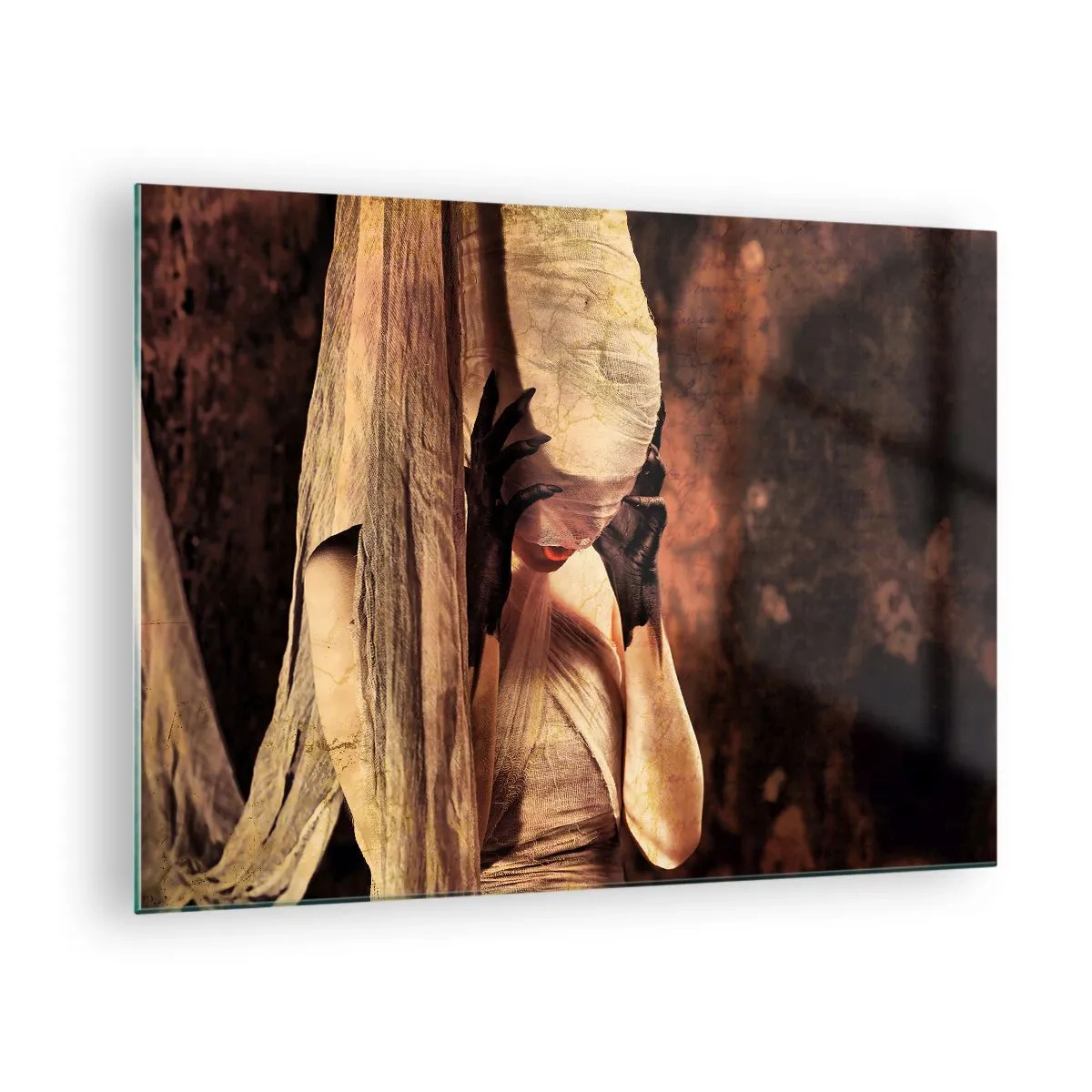 Glastavla - Bild på glas - En mystisk kvinna omgiven av gyllene tyger - 70x50cm - Mellan det goda och det onda - Modern väggdekoration för vardagsrum och sovrum ARTTOR