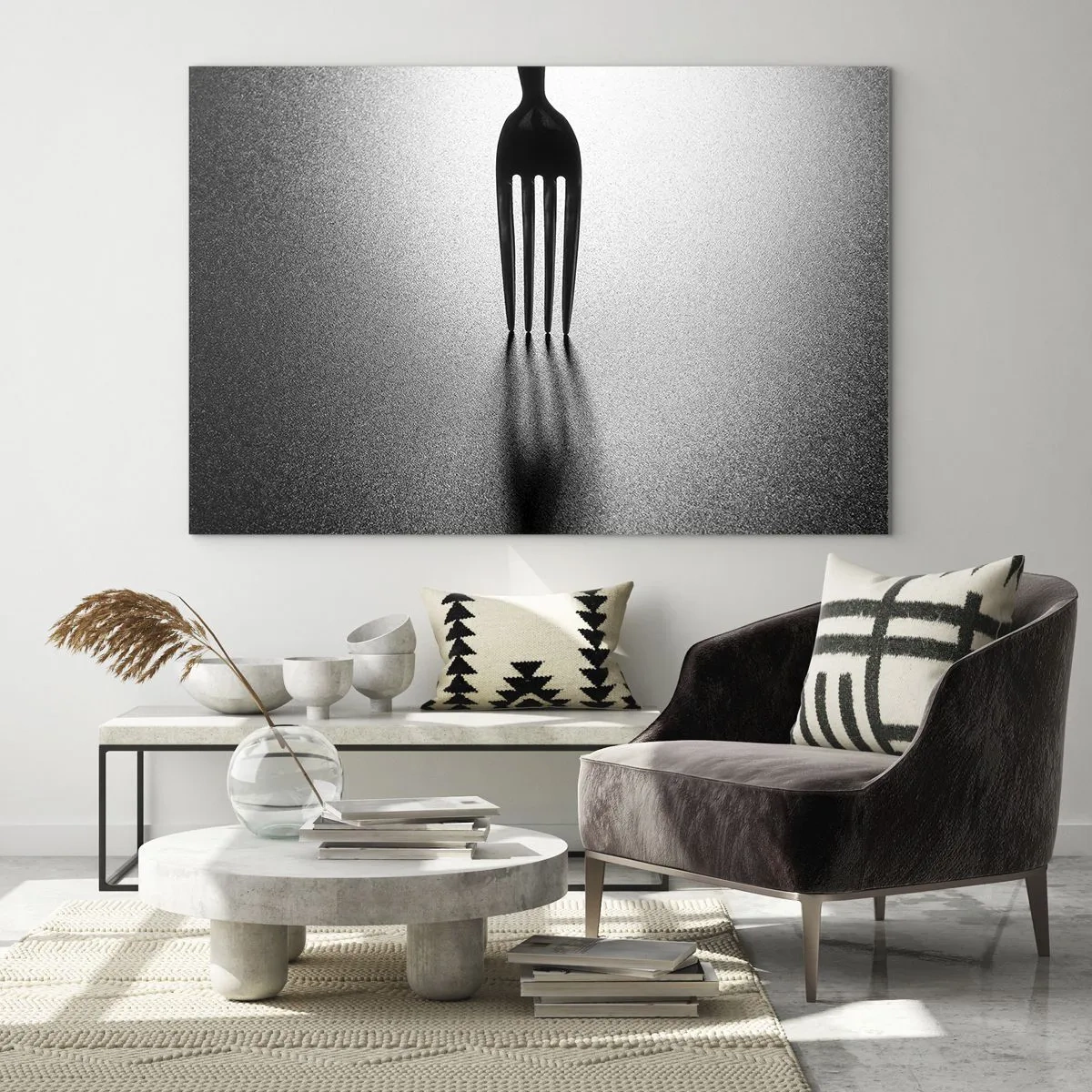 Glastavla - Bild på glas - En gaffel som kastar en skugga i en minimalistisk svartvit komposition - 70x50cm - Ljus och skugga - Modern väggdekoration för vardagsrum och sovrum ARTTOR
