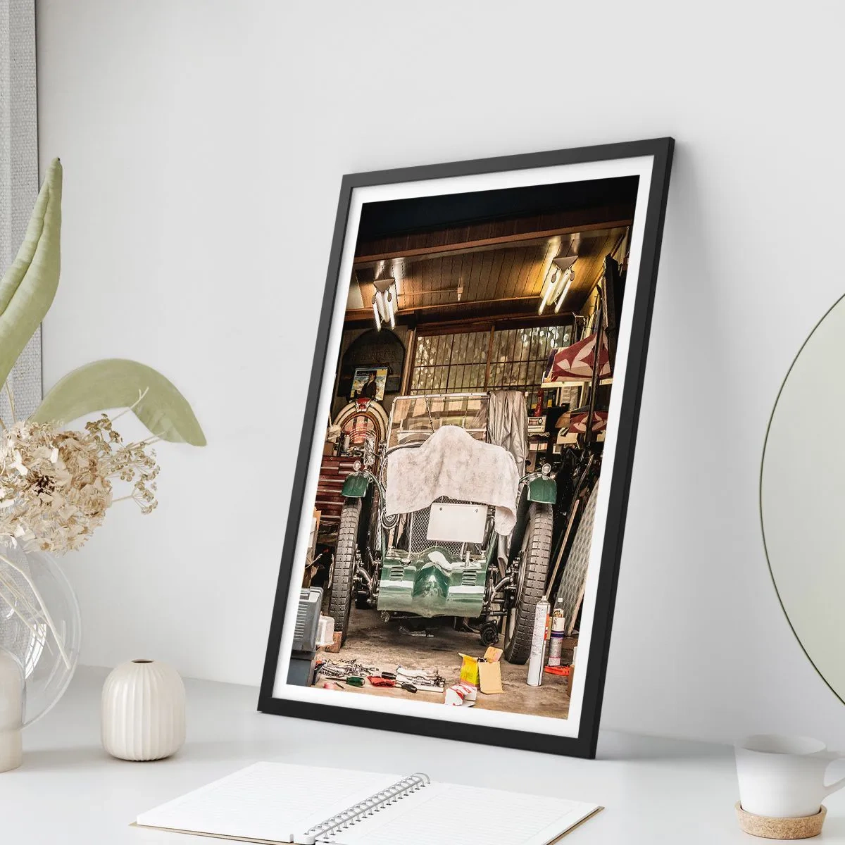 Affisch i svart ram - En veteranbil i ett garage omgivet av verktyg - 50x70cm - Tillbaka till det förflutna - Modern väggdekoration för vardagsrum och sovrum ARTTOR