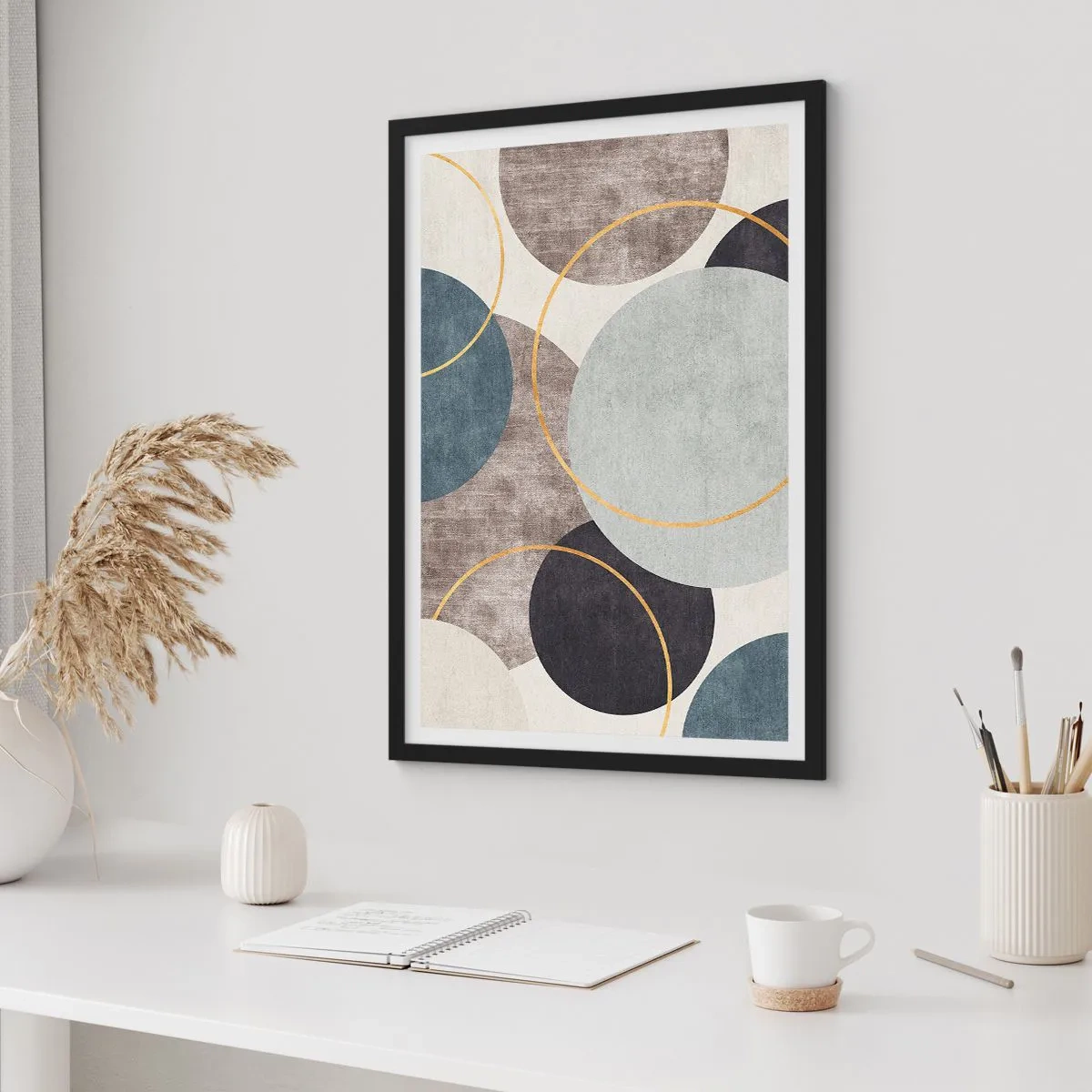Affisch i svart ram - Abstrakt geometrisk komposition med cirklar i nyanser av blått. - 50x70cm - Cirkel efter cirkel - Modern väggdekoration för vardagsrum och sovrum ARTTOR