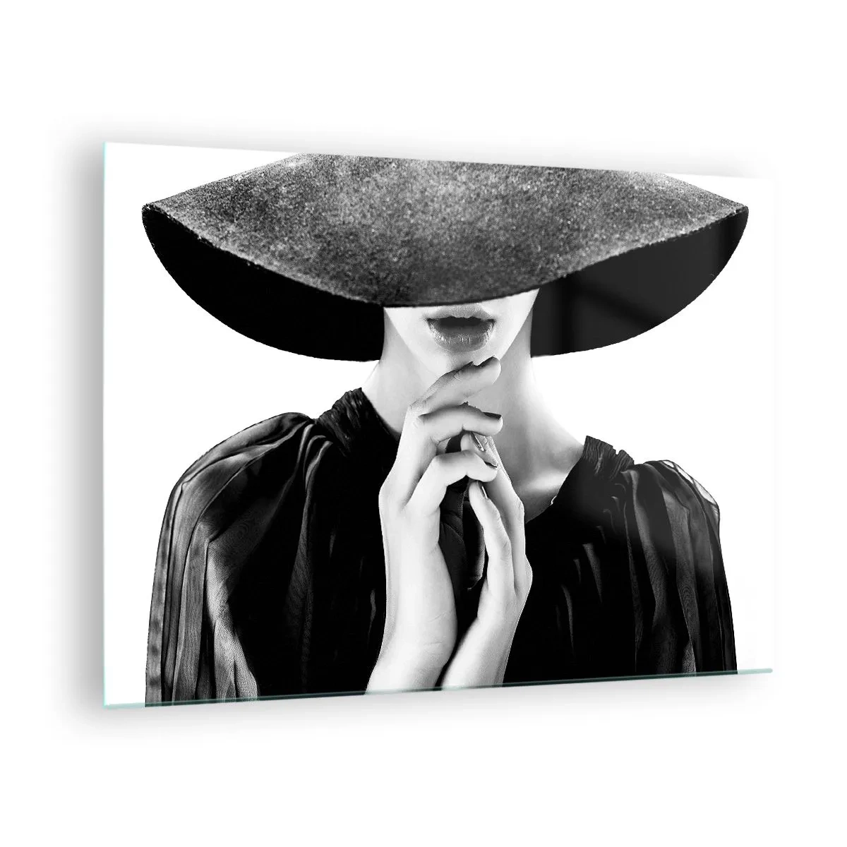 Glastavla - Bild på glas - Snygg kvinna i svart med hatt som täcker ansiktet - 70x50cm - Dold skönhet - Modern väggdekoration för vardagsrum och sovrum ARTTOR