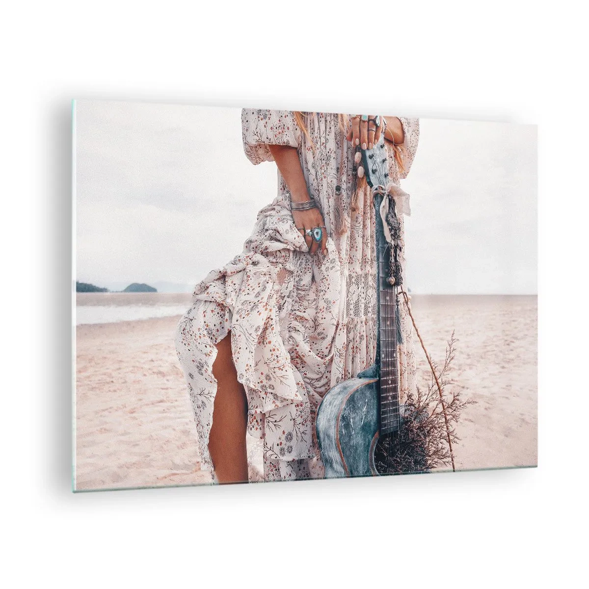 Glastavla - Bild på glas - Boho stil kvinna med gitarr på tom strand - 70x50cm - Flower power på väg - Modern väggdekoration för vardagsrum och sovrum ARTTOR
