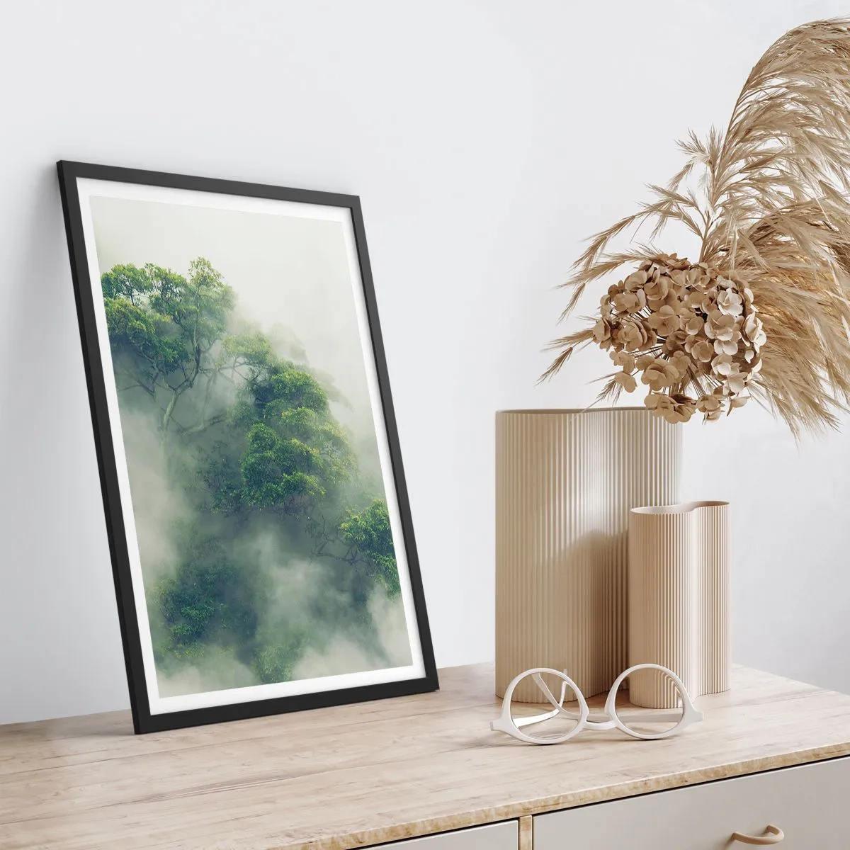 Affisch i svart ram - Gröna trädtoppar gömda i tjock, mystisk dimma - 50x70cm - Insvept i dimma - Modern väggdekoration för vardagsrum och sovrum ARTTOR