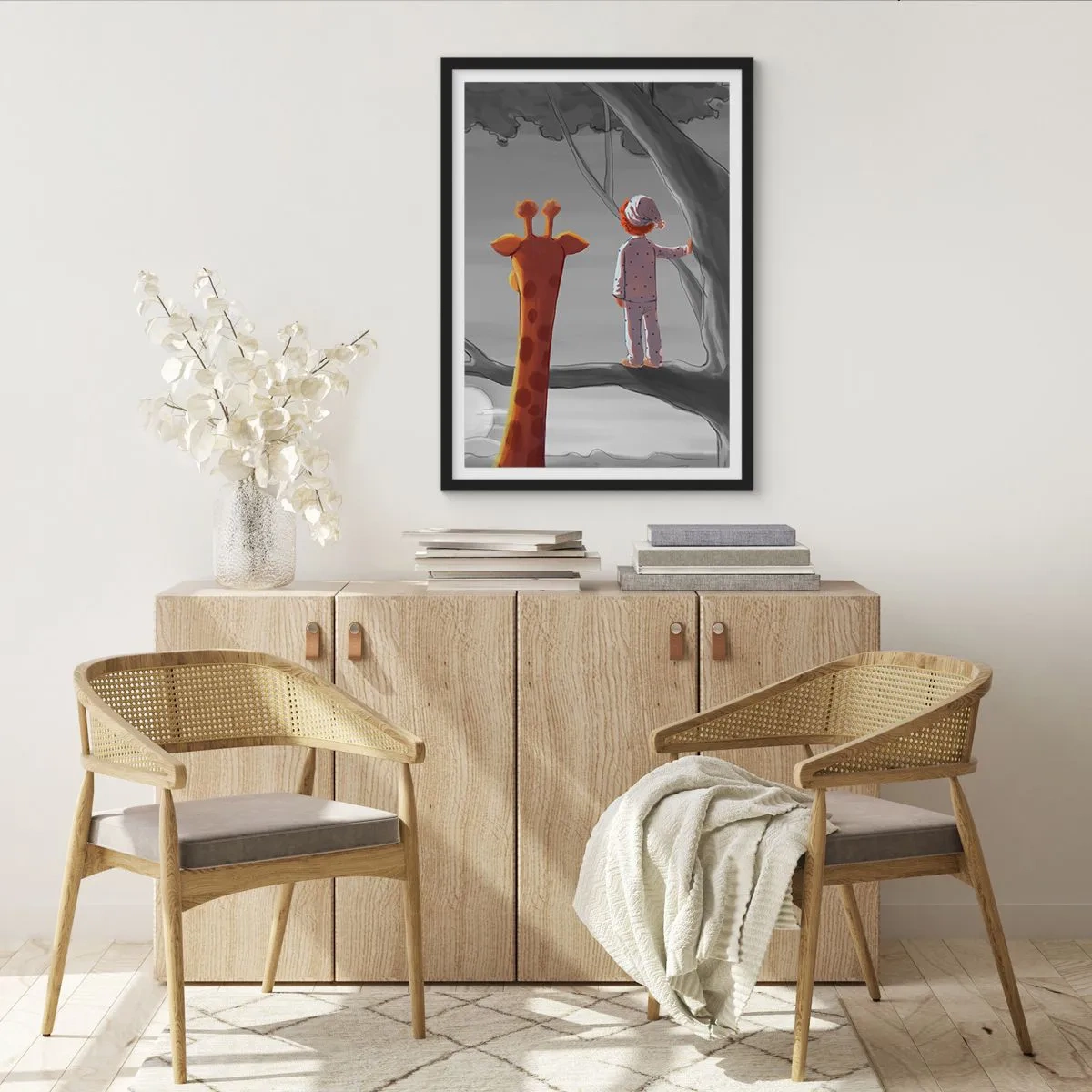 Affisch i svart ram - En pojke i pyjamas och en giraff i ett träd i ett grått och orange landskap. - 50x70cm - Det händer på riktigt - Modern väggdekoration för vardagsrum och sovrum ARTTOR