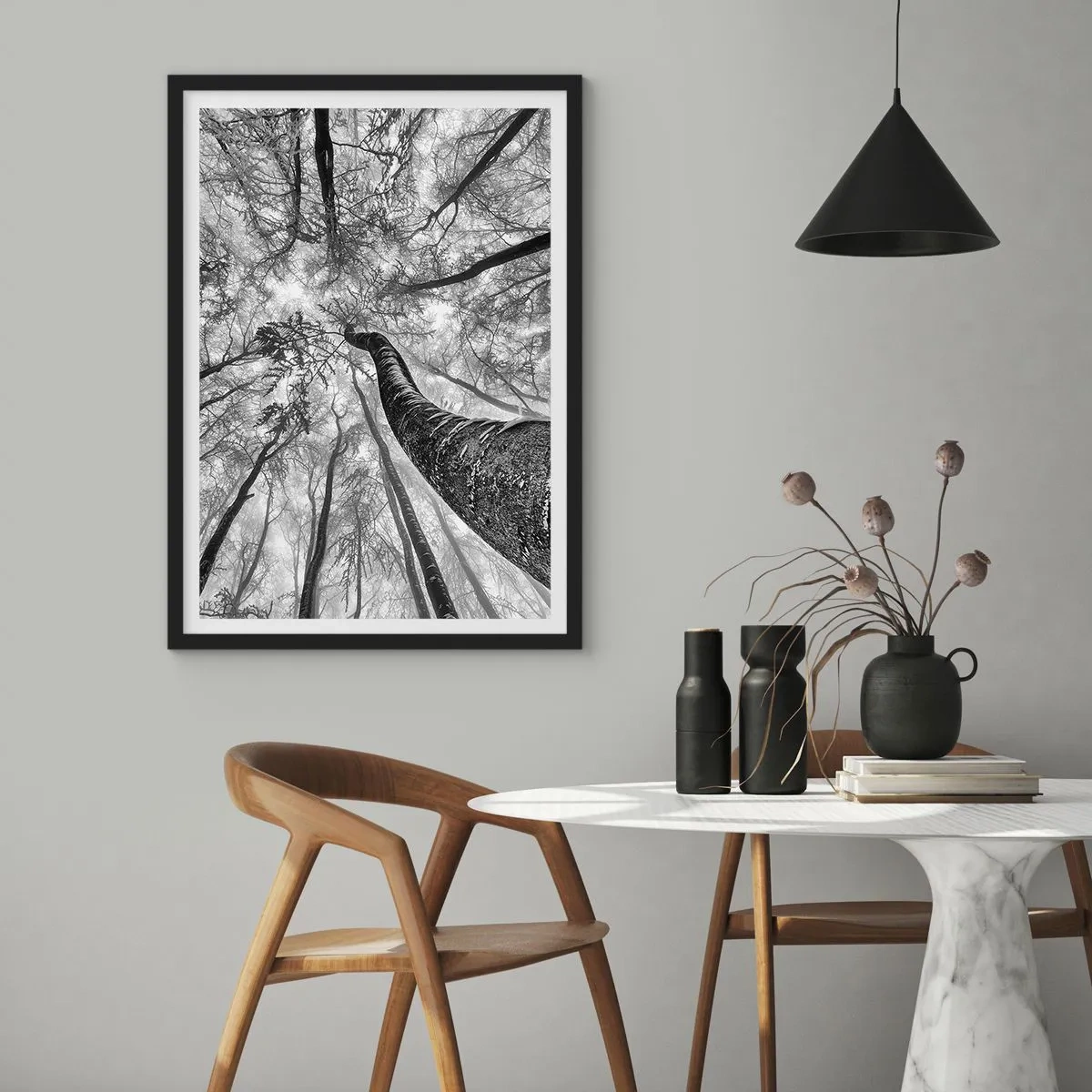 Affisch i svart ram - Perspektiv av träd i svartvitt - 50x70cm - Kapplöpning mot ljuset - Modern väggdekoration för vardagsrum och sovrum ARTTOR