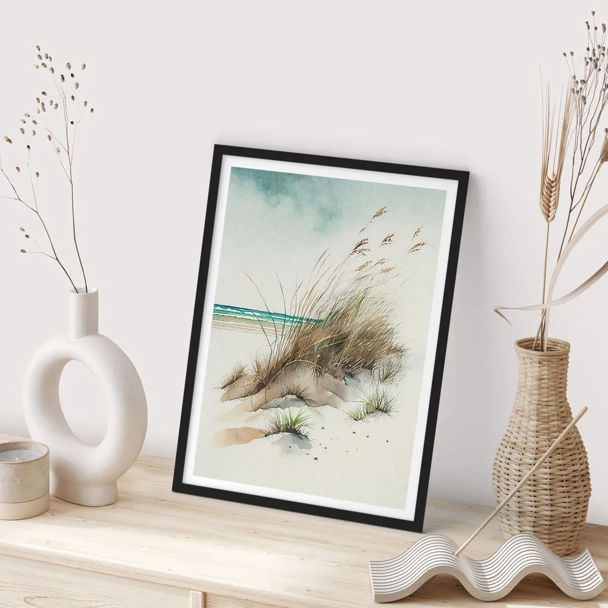 Affisch i svart ram - Akvarellstil sanddyner med gräs vid ett lugnt hav - 50x70cm - Inlindad i sand - Modern väggdekoration för vardagsrum och sovrum ARTTOR
