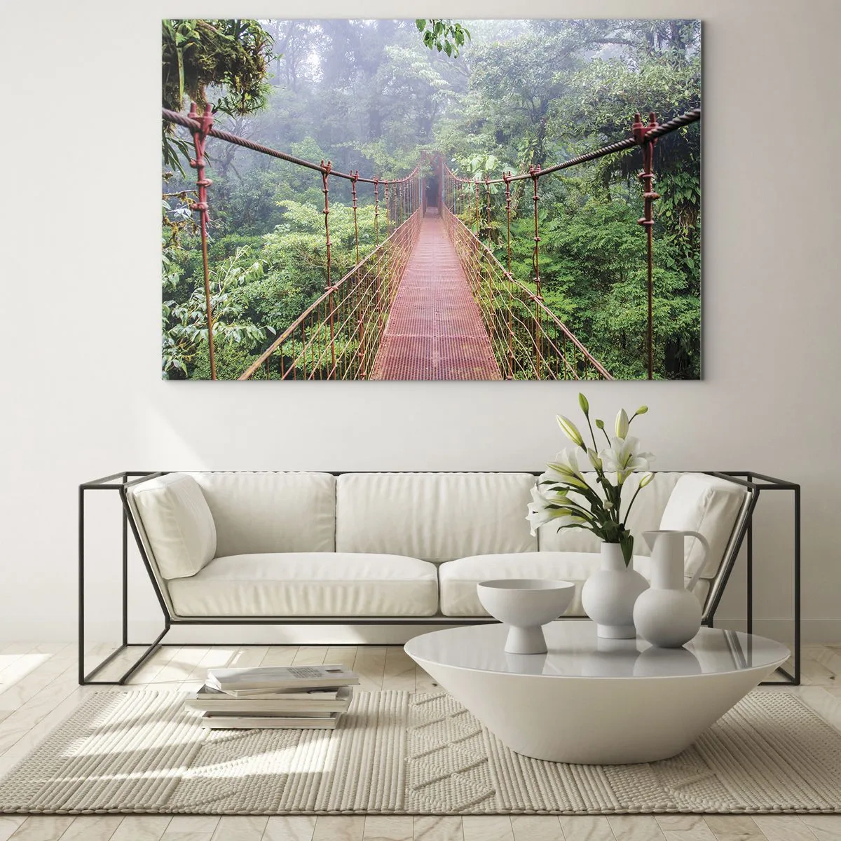 Glastavla - Bild på glas - En röd hängbro över en grön djungel i dimman - 70x50cm - Upphängd i trädkronorna - Modern väggdekoration för vardagsrum och sovrum ARTTOR