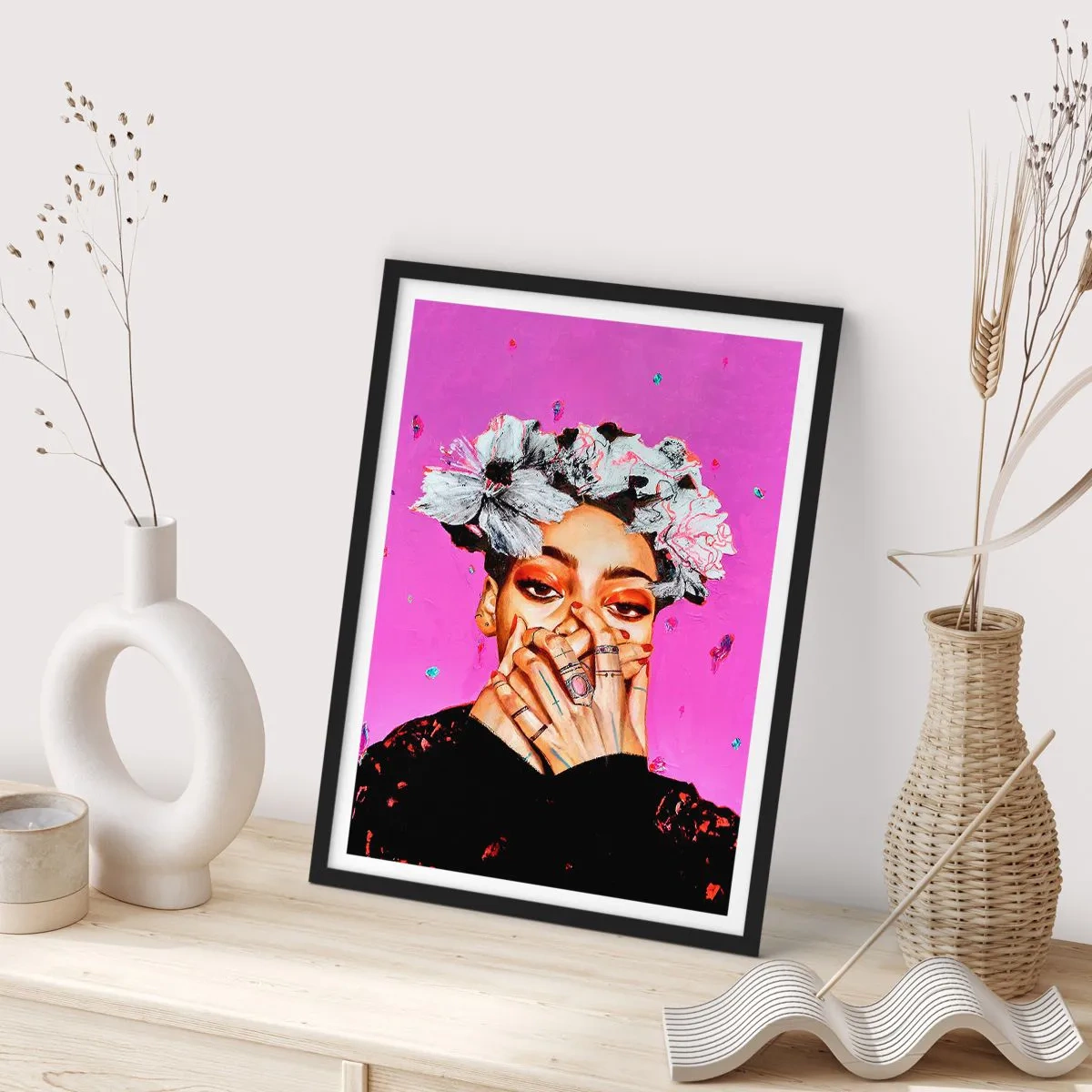 Affisch i svart ram - Ett uttrycksfullt porträtt av en kvinna mot en intensivt rosa bakgrund. - 50x70cm - Lite galen - Modern väggdekoration för vardagsrum och sovrum ARTTOR