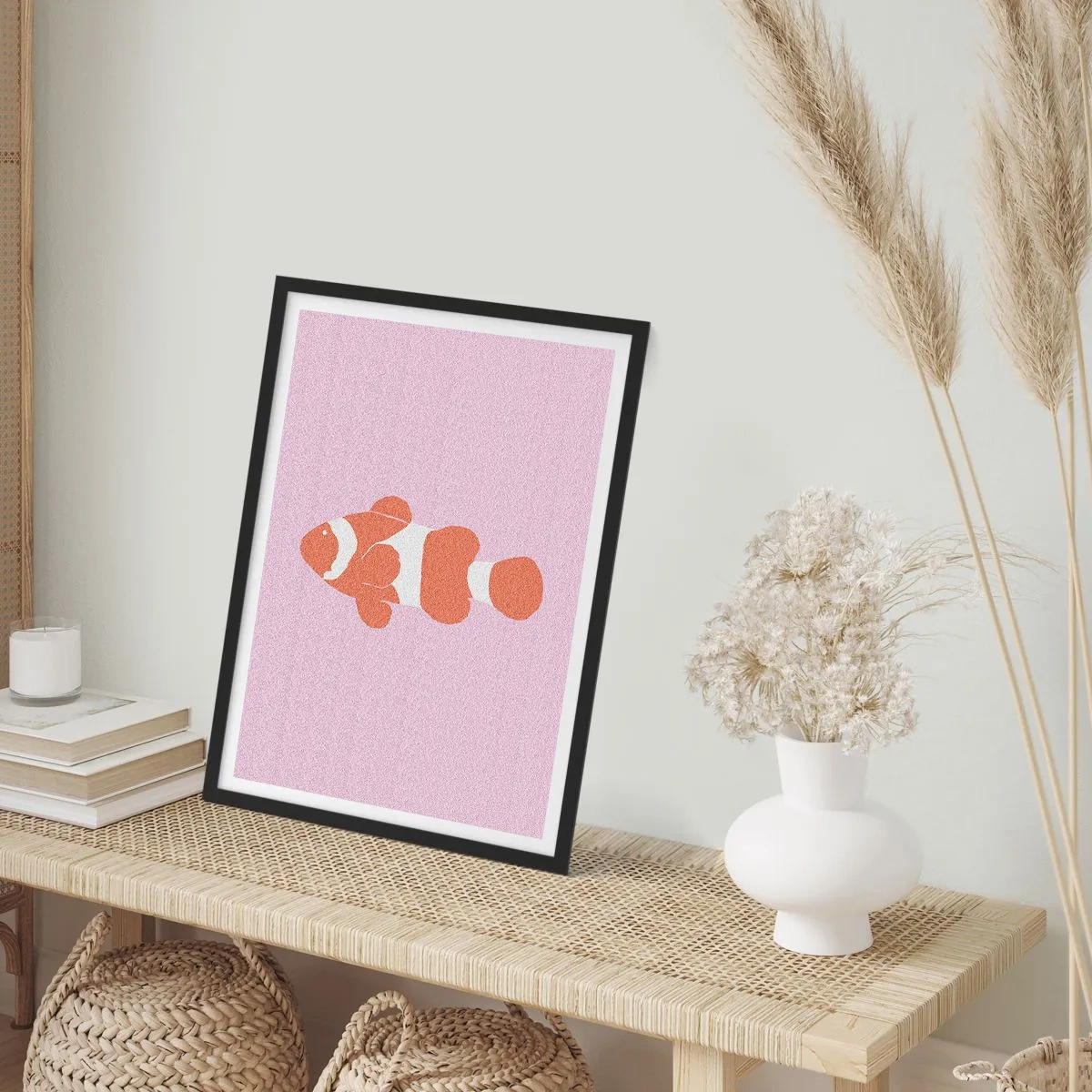 Affisch i svart ram - Orange clownfisk på en lila bakgrund - 50x70cm - Korall passar henne bra - Modern väggdekoration för vardagsrum och sovrum ARTTOR