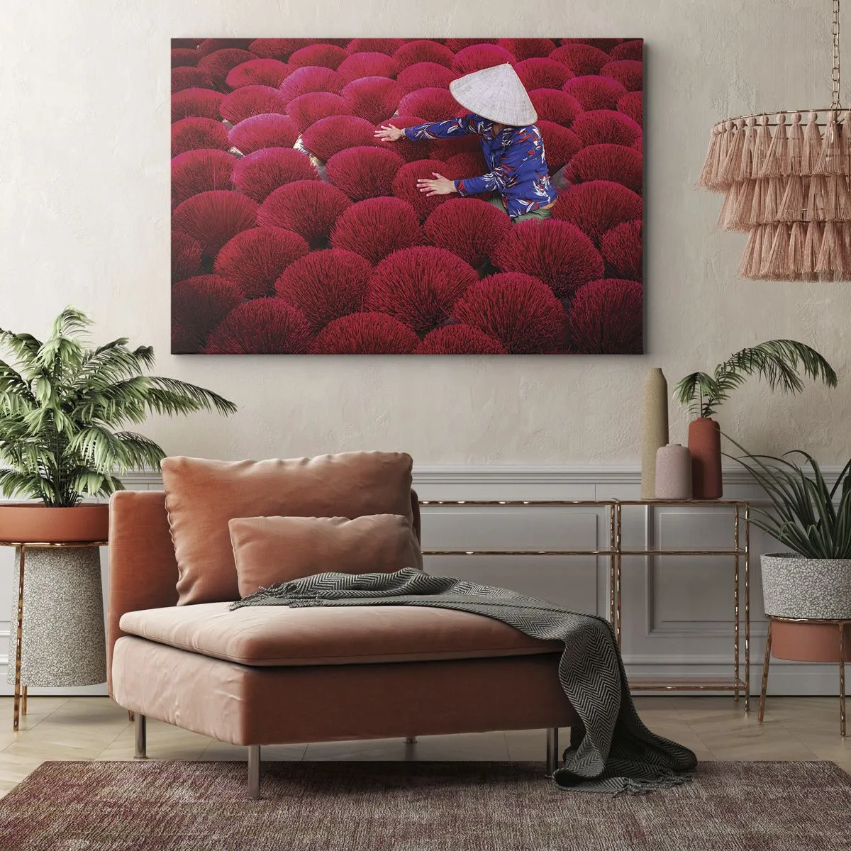 Canvastavla - Bild på duk - En kvinna som bär en traditionell hatt bland röda rökelsepinnar - 70x50cm - På ett risfält - Modern väggdekoration för vardagsrum och sovrum ARTTOR
