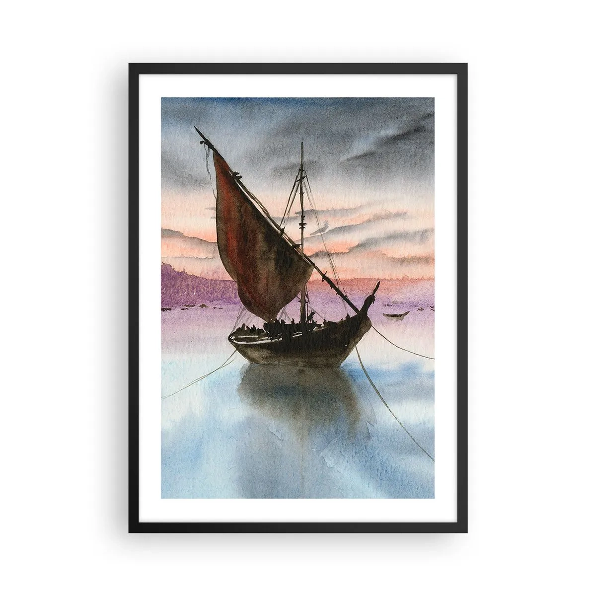 Affisch i svart ram - Ett segelfartyg på lugnt vatten i solnedgångens ljus - 50x70cm - Kväll i hamnen - Modern väggdekoration för vardagsrum och sovrum ARTTOR