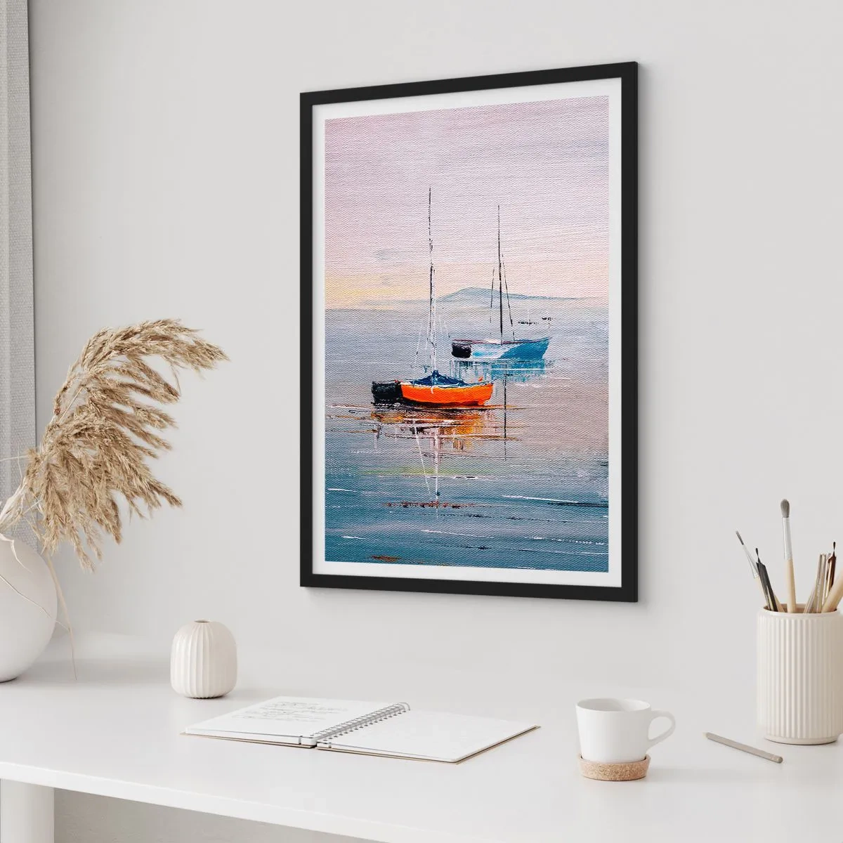 Affisch i svart ram - Segelbåtar på lugnt vatten - 50x70cm - En välförtjänt vila - Modern väggdekoration för vardagsrum och sovrum ARTTOR