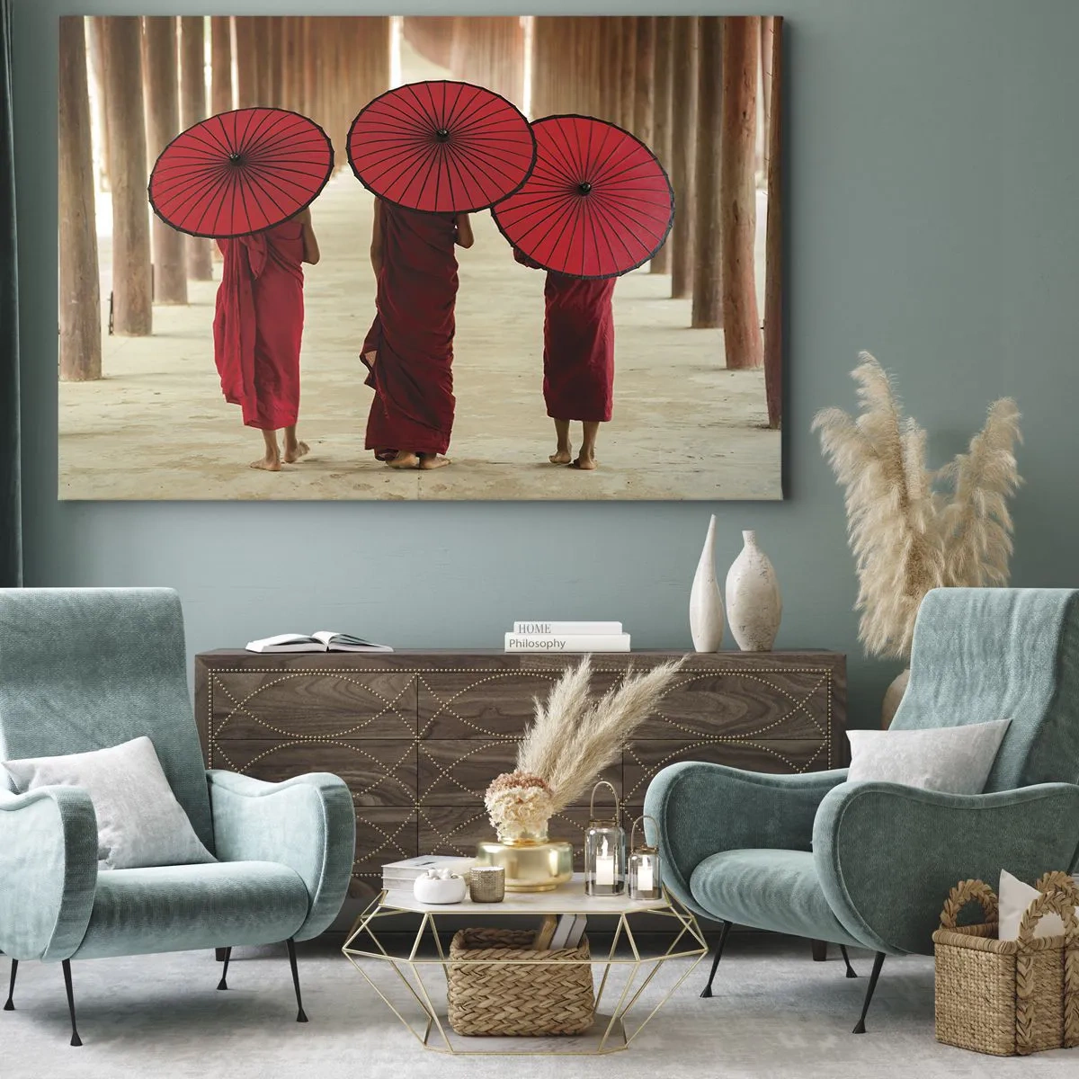 Canvastavla - Bild på duk - Tre munkar med röda paraplyer i traditionell arkitektur - 70x50cm - På väg mot Rena landet - Modern väggdekoration för vardagsrum och sovrum ARTTOR
