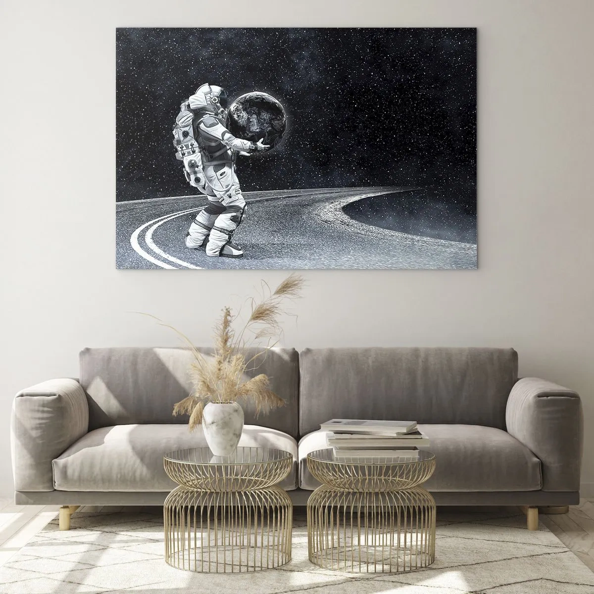Glastavla - Bild på glas - En astronaut som bär jorden på sin väg genom universum - 70x50cm - På Vintergatan - Modern väggdekoration för vardagsrum och sovrum ARTTOR
